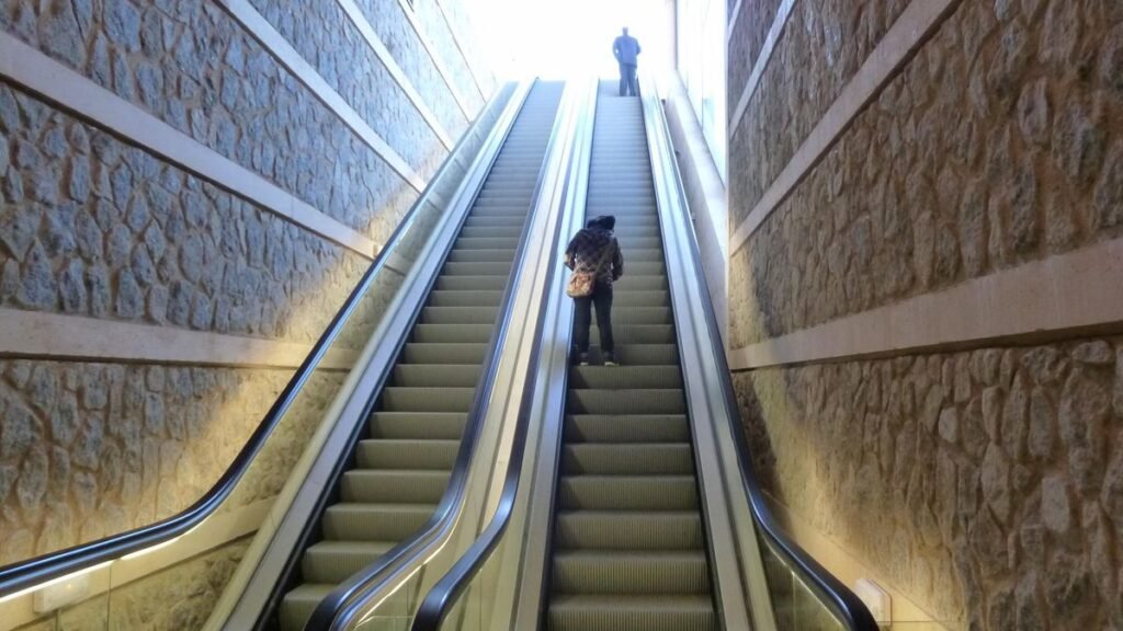 ¿por qué las escaleras mecánicas tienen cepillos en los laterales?