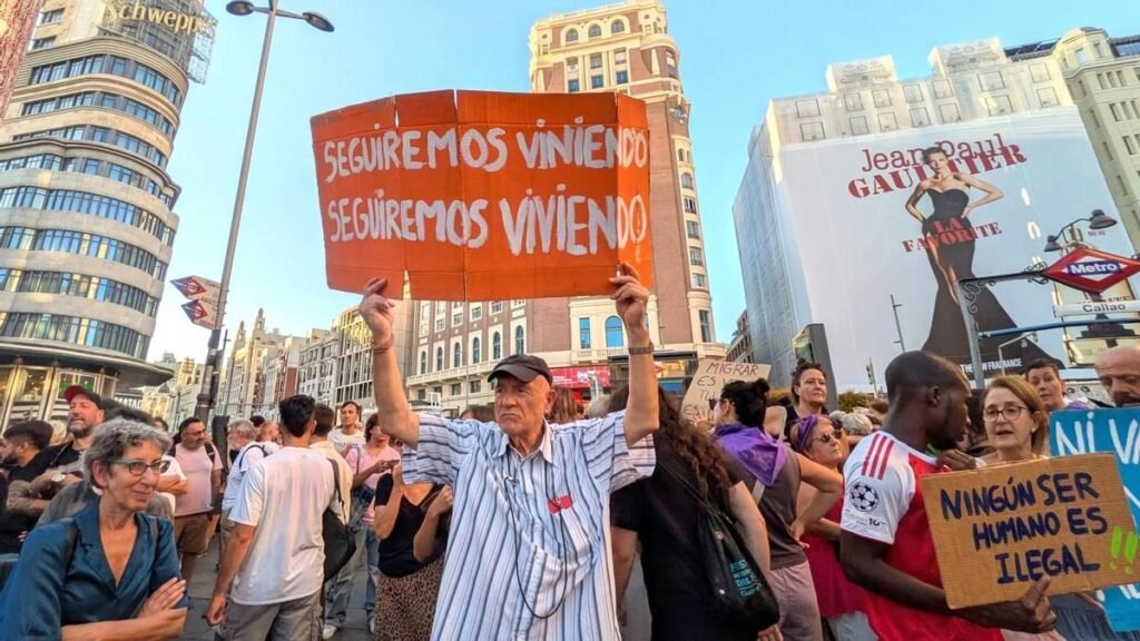 Callao se vuelve la trinchera antirracista de las marchas en Madrid por Ceuta: “¡Poned más migrantes en las tertulias!” Callao se vuelve la trinchera antirracista de las marchas en Madrid por Ceuta: "¡Poned más migrantes en las tertulias!"