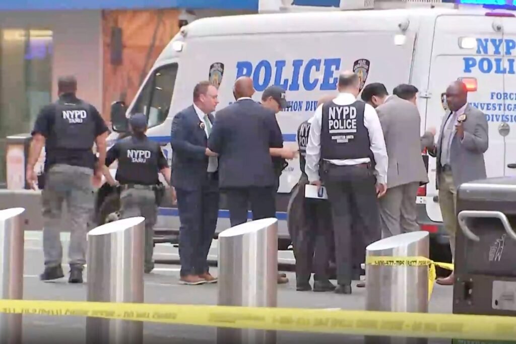 Times Square knife attacker kills 1, injures another before police shoot suspect dead